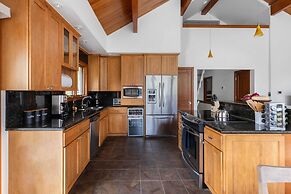 Bighorn by Avantstay Spacious Ski Cabin w/ Sprawling Porch, Views & Ho