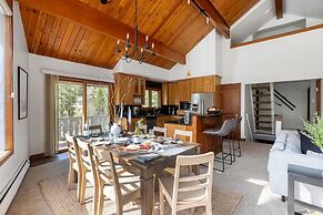 Bighorn by Avantstay Spacious Ski Cabin w/ Sprawling Porch, Views & Ho