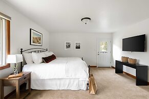 Bighorn by Avantstay Spacious Ski Cabin w/ Sprawling Porch, Views & Ho