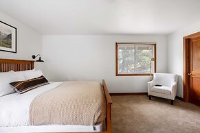 Bighorn by Avantstay Spacious Ski Cabin w/ Sprawling Porch, Views & Ho