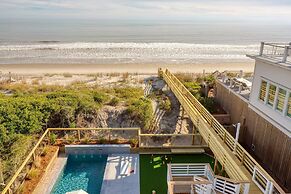 Ocean's Eye by Avantstay Beach Front Home w/ Roof Top, Pool & Putting 