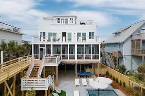 Ocean's Eye by Avantstay Beach Front Home w/ Roof Top, Pool & Putting 