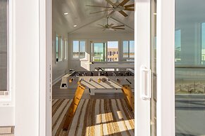 Ocean's Eye by Avantstay Beach Front Home w/ Roof Top, Pool & Putting