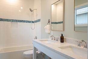 Ocean's Eye by Avantstay Beach Front Home w/ Roof Top, Pool & Putting