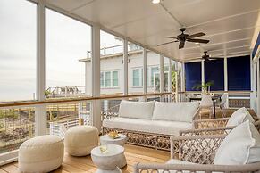 Ocean's Eye by Avantstay Beach Front Home w/ Roof Top, Pool & Putting