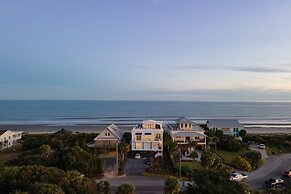 Ocean's Eye by Avantstay Beach Front Home w/ Roof Top, Pool & Putting