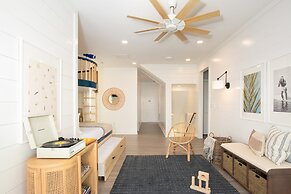 Ocean's Eye by Avantstay Beach Front Home w/ Roof Top, Pool & Putting