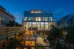 Ocean's Eye by Avantstay Beach Front Home w/ Roof Top, Pool & Putting