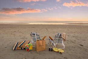 Ocean's Eye by Avantstay Beach Front Home w/ Roof Top, Pool & Putting