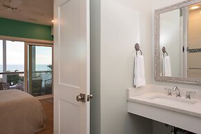 Ocean's Eye by Avantstay Beach Front Home w/ Roof Top, Pool & Putting