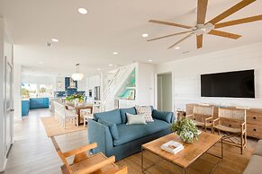 Ocean's Eye by Avantstay Beach Front Home w/ Roof Top, Pool & Putting