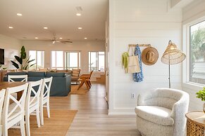 Ocean's Eye by Avantstay Beach Front Home w/ Roof Top, Pool & Putting