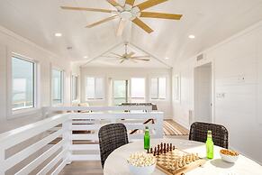 Ocean's Eye by Avantstay Beach Front Home w/ Roof Top, Pool & Putting