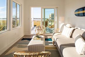 Ocean's Eye by Avantstay Beach Front Home w/ Roof Top, Pool & Putting