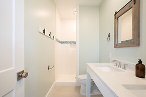 Ocean's Eye by Avantstay Beach Front Home w/ Roof Top, Pool & Putting