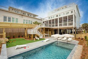 Ocean's Eye by Avantstay Beach Front Home w/ Roof Top, Pool & Putting