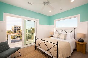 Ocean's Eye by Avantstay Beach Front Home w/ Roof Top, Pool & Putting