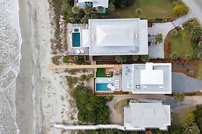 Ocean's Eye by Avantstay Beach Front Home w/ Roof Top, Pool & Putting