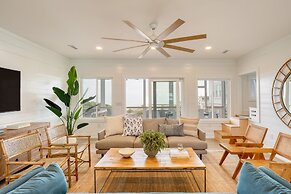 Ocean's Eye by Avantstay Beach Front Home w/ Roof Top, Pool & Putting