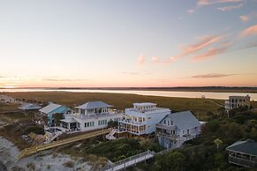 Ocean's Eye by Avantstay Beach Front Home w/ Roof Top, Pool & Putting