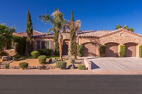 Desert Grove by Avantstay Oasis Retreat w/ Pool & BBQ Grill!