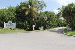 Cottage by the Pool by Avantstay w/ Balcony, BBQ & Shared Pool! Month 