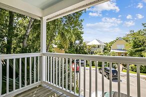 Cottage by the Pool by Avantstay w/ Balcony, BBQ & Shared Pool! Month 