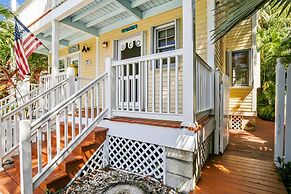 Cottage by the Pool by Avantstay w/ Balcony, BBQ & Shared Pool! Month 