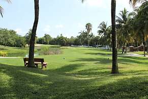 Cottage by the Pool by Avantstay w/ Balcony, BBQ & Shared Pool! Month 