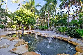 Cottage by the Pool by Avantstay w/ Balcony, BBQ & Shared Pool! Month 