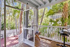 Cottage by the Pool by Avantstay w/ Balcony, BBQ & Shared Pool! Month 