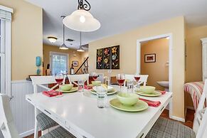 Cottage by the Pool by Avantstay w/ Balcony, BBQ & Shared Pool! Month 