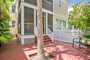 Cottage by the Pool by Avantstay w/ Balcony, BBQ & Shared Pool! Month 