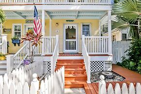 Cottage by the Pool by Avantstay w/ Balcony, BBQ & Shared Pool! Month 