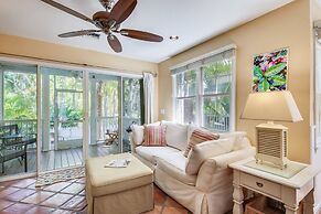 Cottage by the Pool by Avantstay w/ Balcony, BBQ & Shared Pool! Month 