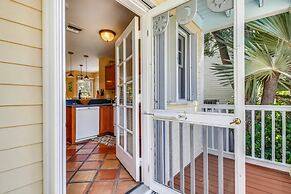 Cottage by the Pool by Avantstay w/ Balcony, BBQ & Shared Pool! Month 