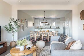 Chesney by Avantstay Contemporary East Nashville Flat w/ Southern Flar