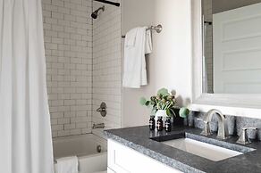 Chesney by Avantstay Contemporary East Nashville Flat w/ Southern Flar