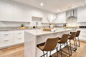 Webster by Avantstay Central Location w/ Hot Tub and Patio