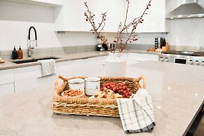 Webster by Avantstay Central Location w/ Hot Tub and Patio