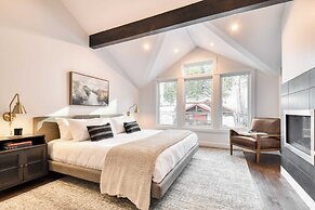 Webster by Avantstay Central Location w/ Hot Tub and Patio