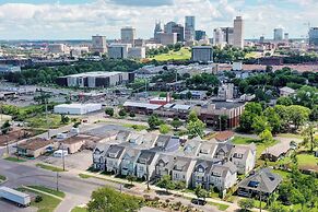 Tammy by Avantstay Chic 4BR Condo in Heart of Nashville