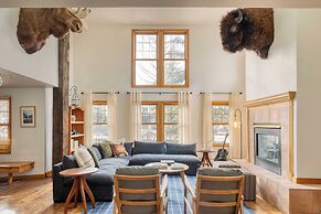 Holly by Avantstay In the Heart of Breckenridge w/ Hot Tub, Game Room 