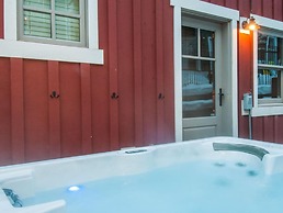 Norfolk Retreat by Avantstay Luxurious Mountain Home w/ Hot Tub