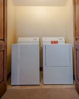 Norfolk Retreat by Avantstay Luxurious Mountain Home w/ Hot Tub