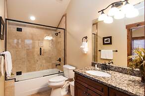 Norfolk Retreat by Avantstay Luxurious Mountain Home w/ Hot Tub