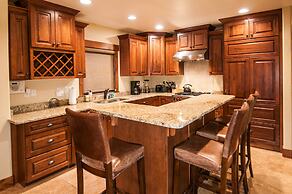 Norfolk Retreat by Avantstay Luxurious Mountain Home w/ Hot Tub