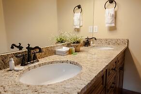 Norfolk Retreat by Avantstay Luxurious Mountain Home w/ Hot Tub