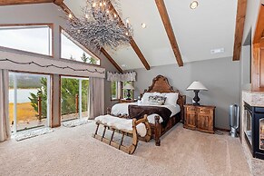 Lagunita Shores by Avantstay Beautiful Lakefront Mansion w/ Hot Tub & 