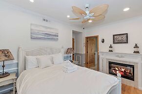 Lagunita Shores by Avantstay Beautiful Lakefront Mansion w/ Hot Tub & 